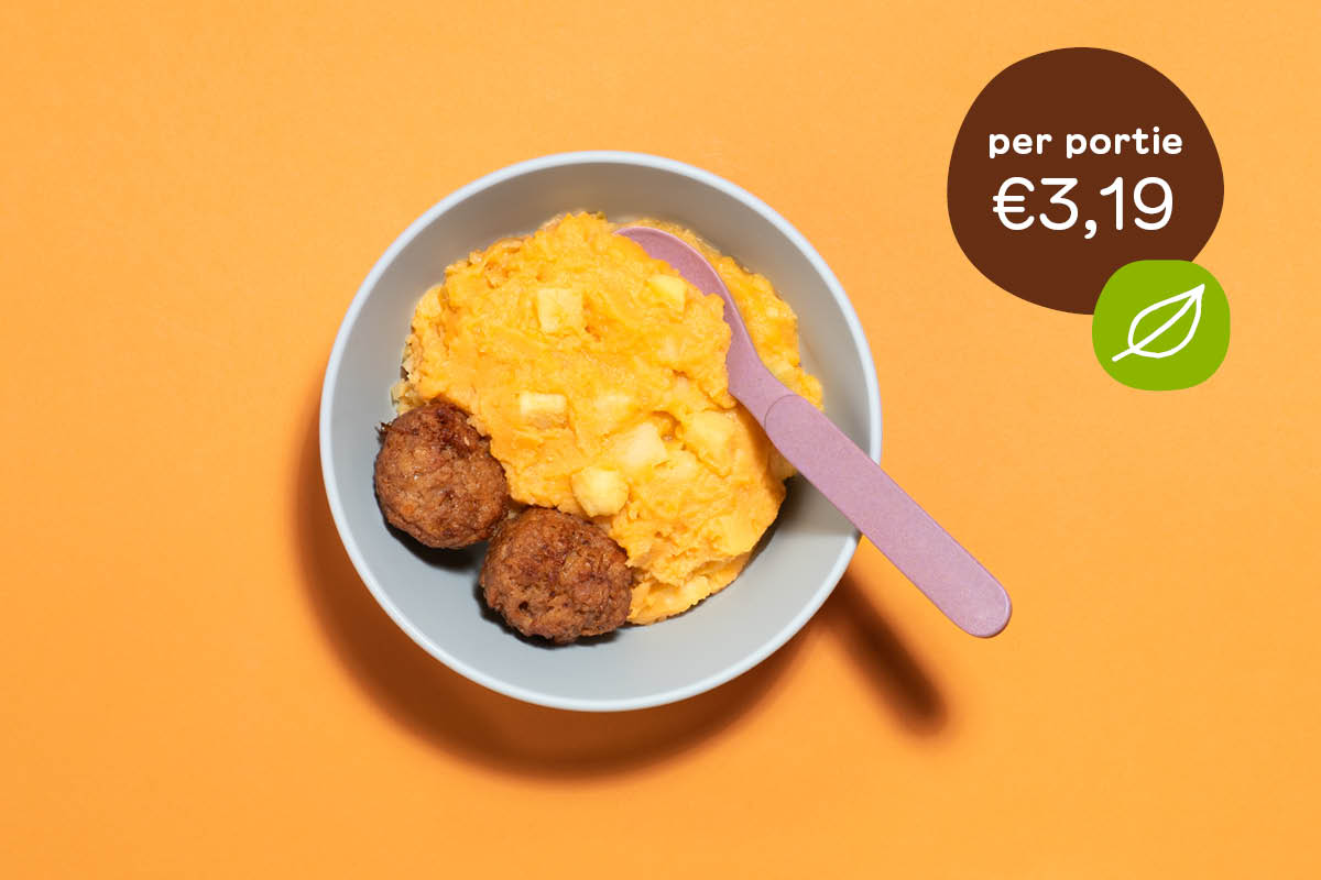 Smulstamp zoete aardappel-pastinaak met een vega balletje